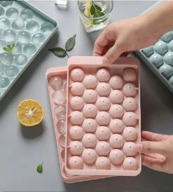 Ronde Ijsblokjesvorm Met Deksel - 2 Stuks - 66 Perfect Ronde Mini Ijsblokjes - Roze - ø 1,5cm - Stofvrij - Plooibaar - Bioplastic - Ice Cube - Makkelijk Te Vullen - Zonder Morsen -Kookgerei Koning Verkoop 1083x1200 2