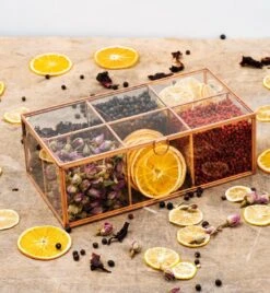 Giftbox Large 6 Botanicals & Gedroogde Vruchten Voor Gin Of Cocktails In Mooie Glazen Kist. Perfect Geschenk Voor Elke Gin- Of Cocktail-lover.