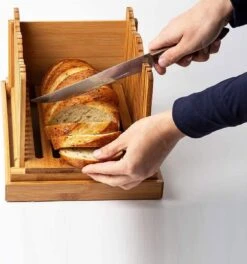 Stelleriana Broodsnijder Of Broodsnijmachine Van Bamboo Hout Als Hulpmiddel Bij Het Snijden Van Vers Zelf Gebakken Brood En Broodbakken. Bevat Een Broodplank/Snijplank Met Kruimelbak/Kruimelvanger. -Kookgerei Koning Verkoop 1122x1200 29