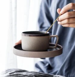 House Of Husk® Keramieke Kop En Schotel Set - Koffiekopjes - Theemokken - Koffiemokken - 250 Ml - Bruin Aardewerk 9 House Of Husk® Keramieke Kop En Schotel Set - Koffiekopjes - Theemokken - Koffiemokken - 250 Ml - Bruin Aardewerk -Kookgerei Koning Verkoop 1161x1200 2