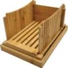Stelleriana Broodsnijder Of Broodsnijmachine Van Bamboo Hout Als Hulpmiddel Bij Het Snijden Van Vers Zelf Gebakken Brood En Broodbakken. Bevat Een Broodplank/Snijplank Met Kruimelbak/Kruimelvanger.