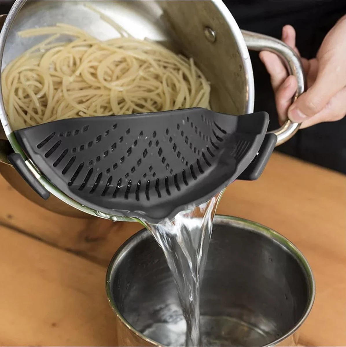 Siliconen Vergiet - Afgieter - Veilig Afgieten – Solide Compacte Keuken Afgietdeksel - Afgiethulp - Clip Aan Keuken Zeef Grijs 1 Siliconen Vergiet - Afgieter - Veilig Afgieten – Solide Compacte Keuken Afgietdeksel - Afgiethulp - Clip Aan Keuken Zeef Grijs