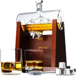 Whisiskey Whiskey Karaf - Luxe Whisky Karaf Set Zeilschip - 1L - Decanteer Karaf - Zeilboot - Whiskey Set - Incl. 4 Whiskey Stones, Schenktuit, Tap & 2 Whiskey Glazen - Peaky Blinders - Cadeau Voor Man & Vrouw