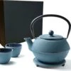 Tealøv THEE SET 1,1 LITER GIETIJZER | COMPLETE SET IN GESCHENKDOOS | Gietijzeren Theepot Met Roestvrijstalen Zeef, Gietijzeren Theekopjes En Onderzetter | In Authentiek Japanse Stijl | Arare Blauw