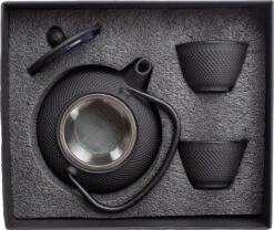 Tealøv THEE SET 800 ML GIETIJZER | COMPLETE SET IN GESCHENKDOOS | Gietijzeren Theepot Met Roestvrijstalen Zeef, Gietijzeren Theekopjes En Onderzetter | In Authentiek Japanse Stijl | Arare Zwart -Kookgerei Koning Verkoop 1200x1011 2