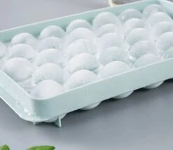 Ronde Ijsblokjesvorm Met Deksel - 2 Stuks - 66 Perfect Ronde Mini Ijsblokjes - Blauw - ø 1,5cm - Stofvrij - Plooibaar - Bioplastic - Ice Cube - Makkelijk Te Vullen - Zonder Morsen -Kookgerei Koning Verkoop 1200x1041 3