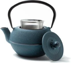 Tealøv THEE SET 1,1 LITER GIETIJZER | COMPLETE SET IN GESCHENKDOOS | Gietijzeren Theepot Met Roestvrijstalen Zeef, Gietijzeren Theekopjes En Onderzetter | In Authentiek Japanse Stijl | Arare Blauw 17 Tealøv THEE SET 1,1 LITER GIETIJZER | COMPLETE SET IN GESCHENKDOOS | Gietijzeren Theepot Met Roestvrijstalen Zeef, Gietijzeren Theekopjes En Onderzetter | In Authentiek Japanse Stijl | Arare Blauw -Kookgerei Koning Verkoop 1200x1075 2
