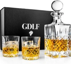 Handgemaakt Royal Whiskey Karaf Set By GDLF® | Hand Geslepen & Mond Geblazen | Hoogste Kwaliteit Kristal | Luxe Whiskey Set | Incl. Whisky Karaf, 2 Whiskey Glazen & Hand Made Certificaat | Kado Man | Luxe Cadeau Voor Man & Vrouw
