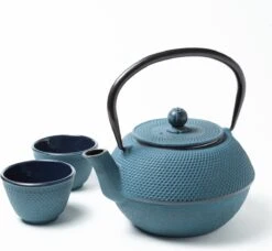 Tealøv THEE SET 1,1 LITER GIETIJZER | COMPLETE SET IN GESCHENKDOOS | Gietijzeren Theepot Met Roestvrijstalen Zeef, Gietijzeren Theekopjes En Onderzetter | In Authentiek Japanse Stijl | Arare Blauw 14 Tealøv THEE SET 1,1 LITER GIETIJZER | COMPLETE SET IN GESCHENKDOOS | Gietijzeren Theepot Met Roestvrijstalen Zeef, Gietijzeren Theekopjes En Onderzetter | In Authentiek Japanse Stijl | Arare Blauw -Kookgerei Koning Verkoop 1200x1108 1