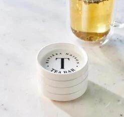 Riviera Maison Theezakjeshouder Met Tekst, Schaaltjes - Theezakjeshouder RM Tea Bar - Wit - Porselein - 4 Stuks 9 Riviera Maison Theezakjeshouder Met Tekst, Schaaltjes - Theezakjeshouder RM Tea Bar - Wit - Porselein - 4 Stuks -Kookgerei Koning Verkoop 1200x1140 2