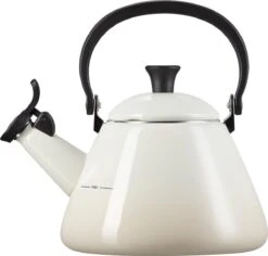 Le Creuset Fluitketel Kone - Meringue -Kookgerei Koning Verkoop 1200x1145 23