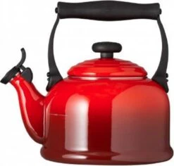 Le Creuset Tradition Fluitketel - 2.1 L - Kersenrood -Kookgerei Koning Verkoop 1200x1145 24