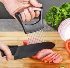 Uienkam - Uiensnijder / Hulpmiddel Uien Snijden / Ajuinkam - Ajuinsnijder / Snijhulp Uien / Aardappelsnijder / Groentesnijder / Tomatensnijder 9 Uienkam - Uiensnijder / Hulpmiddel Uien Snijden / Ajuinkam - Ajuinsnijder / Snijhulp Uien / Aardappelsnijder / Groentesnijder / Tomatensnijder -Kookgerei Koning Verkoop 1200x1159 10