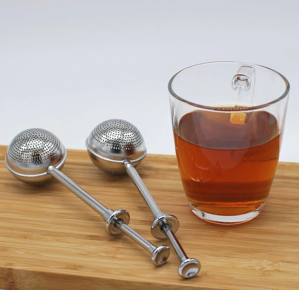 Blended Lifestyle® Theezeef Met Veer - Set Van 2 - Inclusief Lekplaatjes - Geschikt Voor Losse Kruiden 2 Blended Lifestyle® Theezeef Met Veer - Set Van 2 - Inclusief Lekplaatjes - Geschikt Voor Losse Kruiden - Afbeelding 2