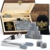 Whisiskey Luxe Whiskey Stones Set - 12 Stuks - Fluwelen Opbergzak - Flessenstopper - IJstang - Herbruikbare IJsblokjes - Natuursteen Whiskey Stenen Voor Glazen - Accessoires - IJklontjes Steen - Drank Koeler - Cadeau Voor Man