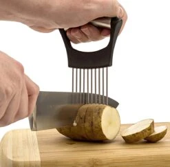 Uienkam - Uiensnijder / Hulpmiddel Uien Snijden / Ajuinkam - Ajuinsnijder / Snijhulp Uien / Aardappelsnijder / Groentesnijder / Tomatensnijder 10 Uienkam - Uiensnijder / Hulpmiddel Uien Snijden / Ajuinkam - Ajuinsnijder / Snijhulp Uien / Aardappelsnijder / Groentesnijder / Tomatensnijder -Kookgerei Koning Verkoop 1200x1175 7