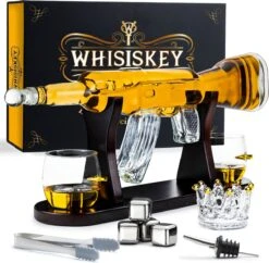 Whisiskey Whiskey Karaf - AK-47 - Luxe Whisky Karaf Set - 1 L - Decanteer Karaf - Whiskey Set - Incl. 4 RVS Whiskey Stones, Schenktuit & 2 Whiskey Glazen - Peaky Blinders - Cadeau Voor Man & Vrouw