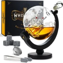 Whisiskey Whiskey Karaf - Wereldbol - Luxe Whisky Karaf Set - 0,9 L - Decanteer Karaf - Whiskey Set - Incl. 4 Whiskey Stones - IJstang - Schenktuit - Peaky Blinders - Cadeau Voor Man & Vrouw