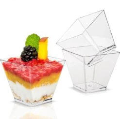 Merkloos Kleine Amuse Bakjes Voor Dessert/IJs/Fruit/Hapjes/Tapas/Toetje/Gebakje/Taartje - Herbruikbare Amusebakjes Van Kunststof - Afwasmachinebestendig - 70ML - Vierkant - 25 Stuks - Transparant