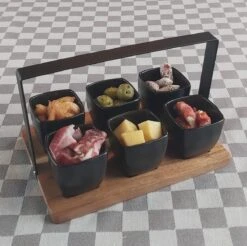 Mica Decorations - Luxe Tapas Set - 6 Zwarte Tapas Schaaltjes Op Houten Tapasplank - Servies - Borrelplank Olijfhout -Kookgerei Koning Verkoop 1200x1197 30