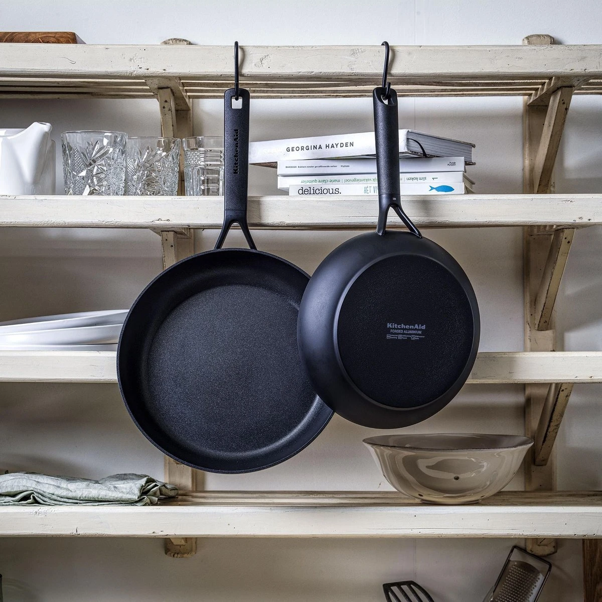 KitchenAid Classic Aluminium Koekenpannenset 2-delig ø24+28cm - Zwart - Inductie 8 KitchenAid Classic Aluminium Koekenpannenset 2-delig ø24+28cm - Zwart - Inductie - Afbeelding 8