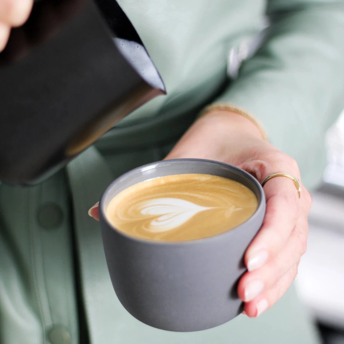 Melkopschuimkannetje Essentials - Zwart - 350ml - Melkkannetje Opschuim - Melkkannetje RVS - Melkkan 2 Melkopschuimkannetje Essentials - Zwart - 350ml - Melkkannetje Opschuim - Melkkannetje RVS - Melkkan - Afbeelding 2