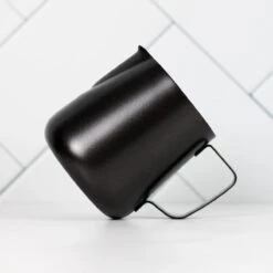 Melkopschuimkannetje Essentials - Zwart - 350ml - Melkkannetje Opschuim - Melkkannetje RVS - Melkkan 7 Melkopschuimkannetje Essentials - Zwart - 350ml - Melkkannetje Opschuim - Melkkannetje RVS - Melkkan -Kookgerei Koning Verkoop 1200x1200 1039