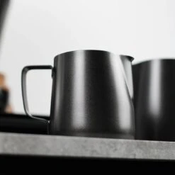 Melkopschuimkannetje Essentials - Zwart - 350ml - Melkkannetje Opschuim - Melkkannetje RVS - Melkkan 8 Melkopschuimkannetje Essentials - Zwart - 350ml - Melkkannetje Opschuim - Melkkannetje RVS - Melkkan -Kookgerei Koning Verkoop 1200x1200 1040