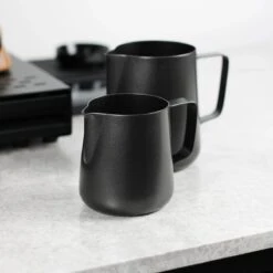 Melkopschuimkannetje Essentials - Zwart - 350ml - Melkkannetje Opschuim - Melkkannetje RVS - Melkkan 9 Melkopschuimkannetje Essentials - Zwart - 350ml - Melkkannetje Opschuim - Melkkannetje RVS - Melkkan -Kookgerei Koning Verkoop 1200x1200 1041