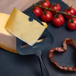 Boska Kaasschaaf Monaco+ Dark - Design Kaasschaaf - Kaasschaaf Voor Harde Kaas - Kaasschaaf Donker - RVS - Vaatwasserbestendige Kaasschaaf - Cadeautip - Keukengerei - Keuken Accessoires - 10 Jaar Garantie -Kookgerei Koning Verkoop 1200x1200 1546