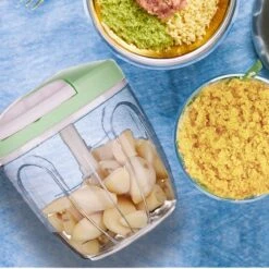 Doogo® Groentesnijder Met Trekkoord – Hakmolen – 900 ML – Groentehakker – Kruidenmolen – Uiensnijder – Pink 21 Doogo® Groentesnijder Met Trekkoord – Hakmolen – 900 ML – Groentehakker – Kruidenmolen – Uiensnijder – Pink -Kookgerei Koning Verkoop 1200x1200 1867