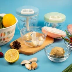 Doogo® Groentesnijder Met Trekkoord – Hakmolen – 900 ML – Groentehakker – Kruidenmolen – Uiensnijder – Pink 32 Doogo® Groentesnijder Met Trekkoord – Hakmolen – 900 ML – Groentehakker – Kruidenmolen – Uiensnijder – Pink -Kookgerei Koning Verkoop 1200x1200 1874