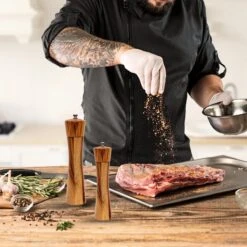 Peper En Zoutmolen Set - 22CM - Pepermolen - Zoutmolen - 2 Stuks - Acacia Hout - Instelbare Maalgraad - Duurzaam - Luxe Kwaliteit - Hervulbaar - Barbecue - BBQ Accesoires - Zout Peper Kruiden - Sinterklaas - Kerst -Kookgerei Koning Verkoop 1200x1200 2358