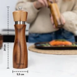 Deleca Peper En Zoutmolen Set - Handmatig Design - Pepermolen - Incl. Geschenkdoos - Premium FSC Acacia Hout - 20 Cm 18 Deleca Peper En Zoutmolen Set - Handmatig Design - Pepermolen - Incl. Geschenkdoos - Premium FSC Acacia Hout - 20 Cm -Kookgerei Koning Verkoop 1200x1200 2408