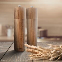 Dieux® - Peper En Zoutmolen Set - Cilinder Vorm - 22CM - Zout Peper Kruiden - 2 Stuks - Acacia Hout - Instelbare Maalgraad - Duurzaam - Luxe Kwaliteit - Hervulbaar - Pepermolen - Zoutmolen - BBQ Accesoires - Pasen -Kookgerei Koning Verkoop 1200x1200 2483