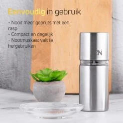 Nootmuskaatmolen – RVS – Met Voorraadruimte Voor 4 Muskaatnoten - Verse Nootmuskaat Bereiden – VDN 11 Nootmuskaatmolen – RVS – Met Voorraadruimte Voor 4 Muskaatnoten - Verse Nootmuskaat Bereiden – VDN -Kookgerei Koning Verkoop 1200x1200 2497