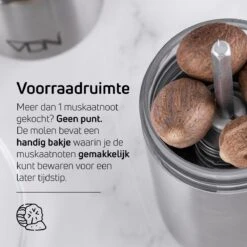Nootmuskaatmolen – RVS – Met Voorraadruimte Voor 4 Muskaatnoten - Verse Nootmuskaat Bereiden – VDN 13 Nootmuskaatmolen – RVS – Met Voorraadruimte Voor 4 Muskaatnoten - Verse Nootmuskaat Bereiden – VDN -Kookgerei Koning Verkoop 1200x1200 2499