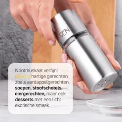 Nootmuskaatmolen – RVS – Met Voorraadruimte Voor 4 Muskaatnoten - Verse Nootmuskaat Bereiden – VDN 14 Nootmuskaatmolen – RVS – Met Voorraadruimte Voor 4 Muskaatnoten - Verse Nootmuskaat Bereiden – VDN -Kookgerei Koning Verkoop 1200x1200 2500