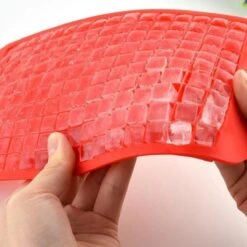 Merkloos Arnillo - Ijsblokjesvorm - 160 Kleine Ijsblokjes - Ijsblokjesvorm Silicone - BPA Vrij - Ijsblokjeshouder - Rood