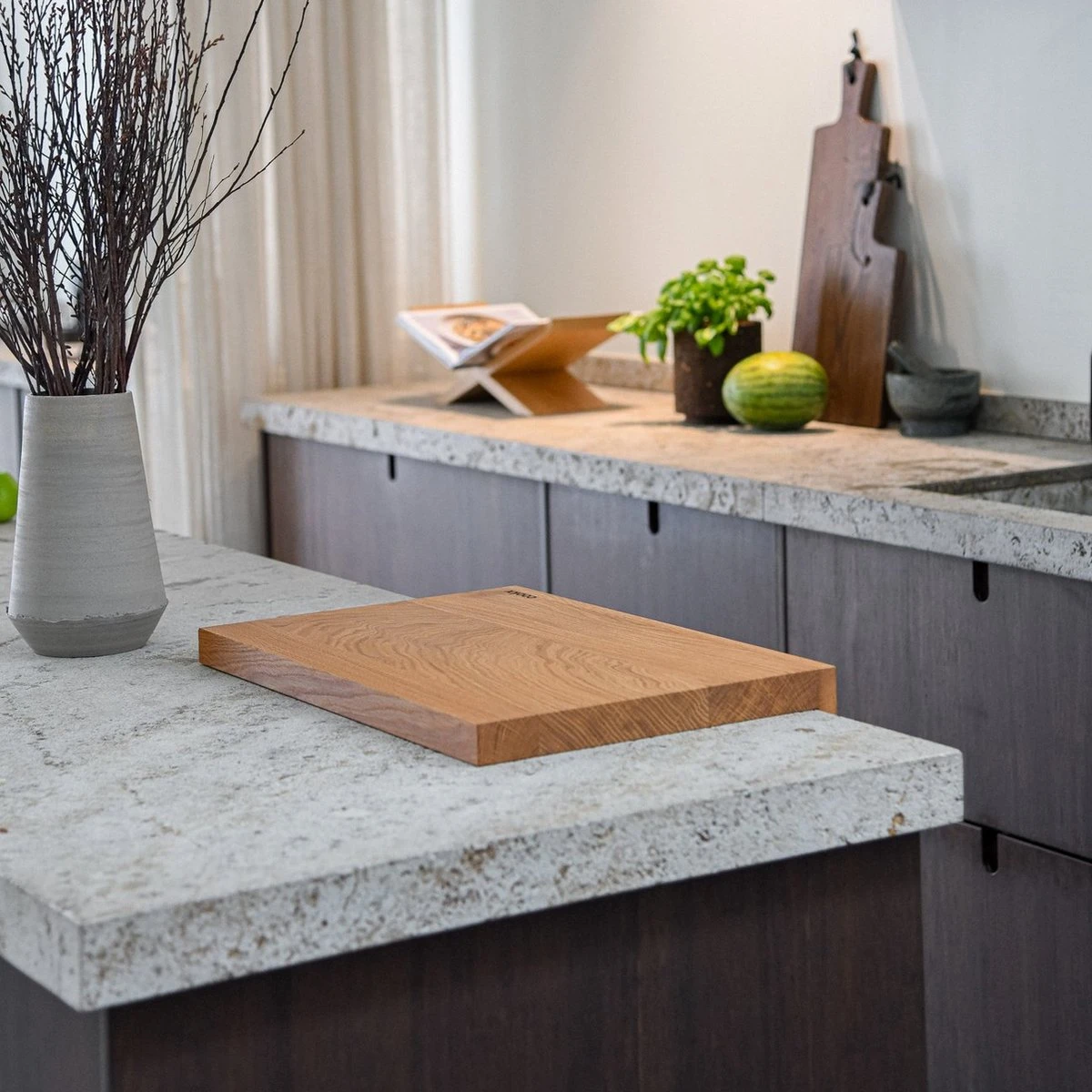 COOKX - Eiken Snijblok Met Antislip Rand - Snijplank Hout - Breed Model 2 COOKX - Eiken Snijblok Met Antislip Rand - Snijplank Hout - Breed Model - Afbeelding 2