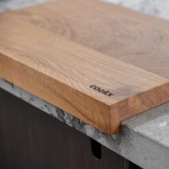 COOKX - Eiken Snijblok Met Antislip Rand - Snijplank Hout - Breed Model 9 COOKX - Eiken Snijblok Met Antislip Rand - Snijplank Hout - Breed Model -Kookgerei Koning Verkoop 1200x1200 2937