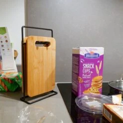 Luxe Snijplankenset Met Houder Van In Round – 4 Snijplanken – Houten Snijplank Rechthoek – Zwart Metalen Houder – Bamboe Hout – Serveerplank Hakblok Broodplank – Ontbijtplankjes Set – Cutting / Chopping Board – Keukengerei – Snijplankje – Borrelplank -Kookgerei Koning Verkoop 1200x1200 2998