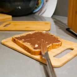 Luxe Snijplankenset Met Houder Van In Round – 4 Snijplanken – Houten Snijplank Rechthoek – Zwart Metalen Houder – Bamboe Hout – Serveerplank Hakblok Broodplank – Ontbijtplankjes Set – Cutting / Chopping Board – Keukengerei – Snijplankje – Borrelplank -Kookgerei Koning Verkoop 1200x1200 3000