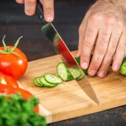 Luxe Snijplankenset Met Houder Van In Round – 4 Snijplanken – Houten Snijplank Rechthoek – Zwart Metalen Houder – Bamboe Hout – Serveerplank Hakblok Broodplank – Ontbijtplankjes Set – Cutting / Chopping Board – Keukengerei – Snijplankje – Borrelplank -Kookgerei Koning Verkoop 1200x1200 3001