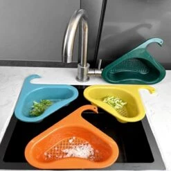 Merkloos Kunststof - Vergiet - Blauw - Driehoek - Zeef - Spoelbak - Gootsteen - Zwaanvorm - Lange Haak -Kookgerei Koning Verkoop 1200x1200 3199