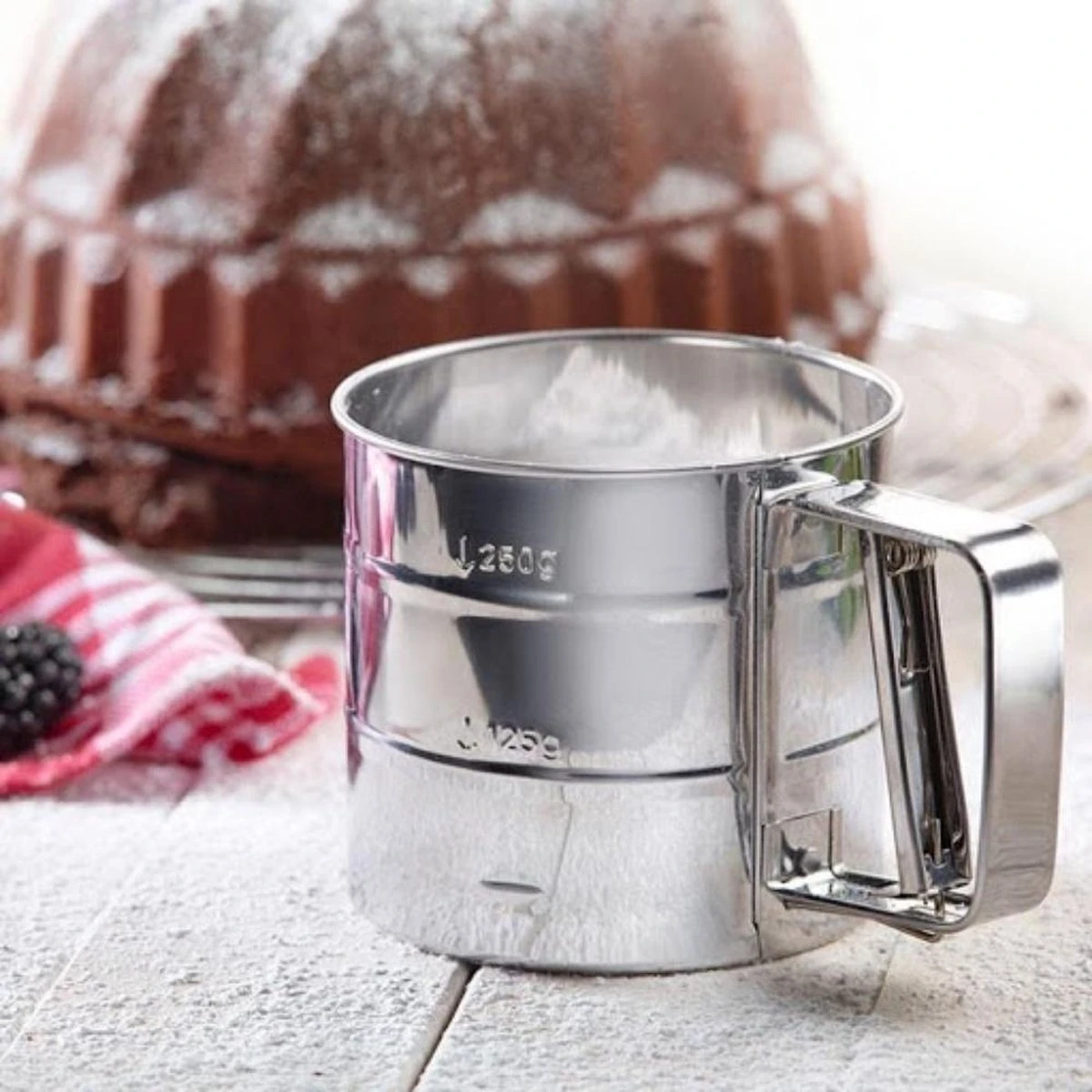 Professionele RVS Meelzeef - Bloemzeef - Poedersuikerzeef - Suikerzeef - Bakgerei - Stooier - Keuken Tafel -Roestvrij Staal - Draai Meel Zeef - Bloem Zeef - Poedersuiker Zeef - 2 Professionele RVS Meelzeef - Bloemzeef - Poedersuikerzeef - Suikerzeef - Bakgerei - Stooier - Keuken Tafel -Roestvrij Staal - Draai Meel Zeef - Bloem Zeef - Poedersuiker Zeef - - Afbeelding 2