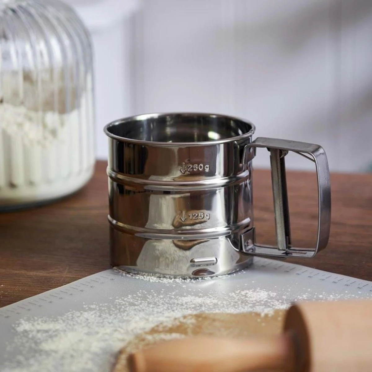 Professionele RVS Meelzeef - Bloemzeef - Poedersuikerzeef - Suikerzeef - Bakgerei - Stooier - Keuken Tafel -Roestvrij Staal - Draai Meel Zeef - Bloem Zeef - Poedersuiker Zeef - 8 Professionele RVS Meelzeef - Bloemzeef - Poedersuikerzeef - Suikerzeef - Bakgerei - Stooier - Keuken Tafel -Roestvrij Staal - Draai Meel Zeef - Bloem Zeef - Poedersuiker Zeef - - Afbeelding 8