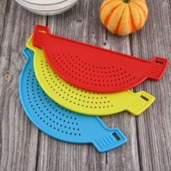 Merkloos Vergiet - Afgietdeksel Met Handvaten - Afgiethulp - Zeef - Afgieten - Solide Compacte Afgietdeksel - Rood -Kookgerei Koning Verkoop 1200x1200 3283