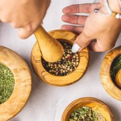 Jay Hill Vijzel Tunea - Olijfhout - ø 10 Cm -Kookgerei Koning Verkoop 1200x1200 3483