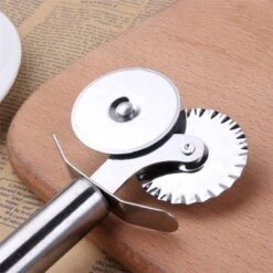 Deegwiel Dubbel RVS - Deegsnijder/Ravioli Snijder - Deegwieltje - Radeerwieltje - Radeermes - Pastawiel - Ravioli Snijder - Radeerwiel - Kartelwiel 11 Deegwiel Dubbel RVS - Deegsnijder/Ravioli Snijder - Deegwieltje - Radeerwieltje - Radeermes - Pastawiel - Ravioli Snijder - Radeerwiel - Kartelwiel -Kookgerei Koning Verkoop 1200x1200 3530